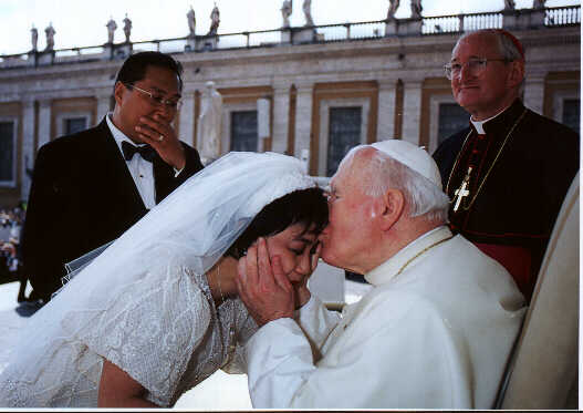 412 the kiss.jpg (28034 bytes)